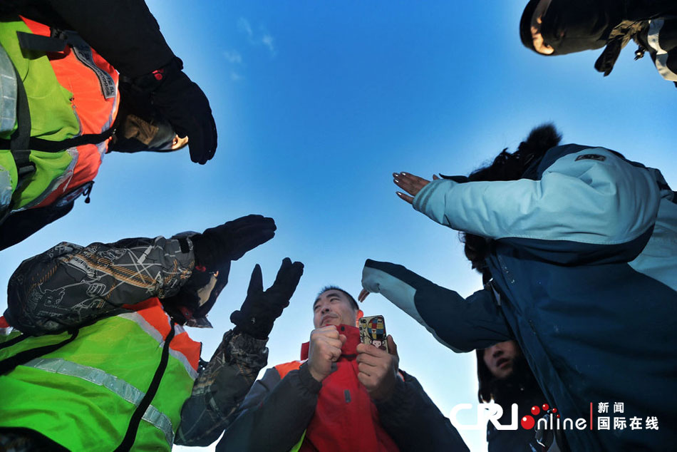 2012年12月23日，北京靈山，救援人員在積雪四十厘米多的山上搜救。