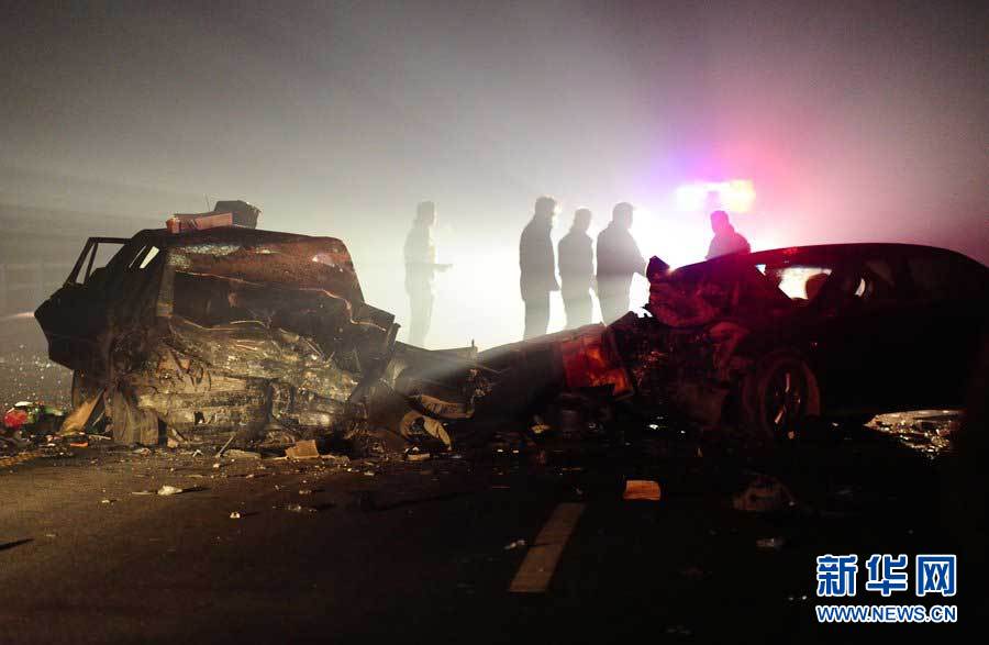 2013年1月9日，合肥，事故現(xiàn)場(chǎng)，兩輛受損車(chē)輛已經(jīng)全部變形
