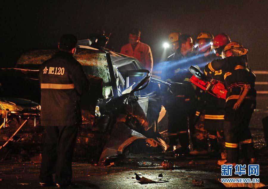 2013年1月9日，合肥，事故現(xiàn)場(chǎng)，兩輛受損車(chē)輛已經(jīng)全部變形