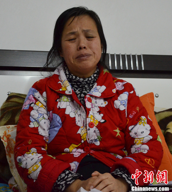 近日，記者在伊春市帶嶺區(qū)職工醫(yī)院廢棄太平間內(nèi)看到了陳慶霞，當(dāng)向記者講訴其兒子走失時，泣不成聲。