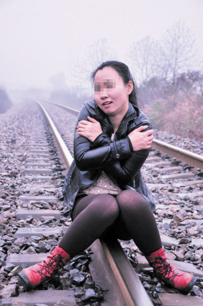 小莉正在鐵軌上拍照，民警提醒這樣十分危險(xiǎn)。 均為當(dāng)事人供圖
