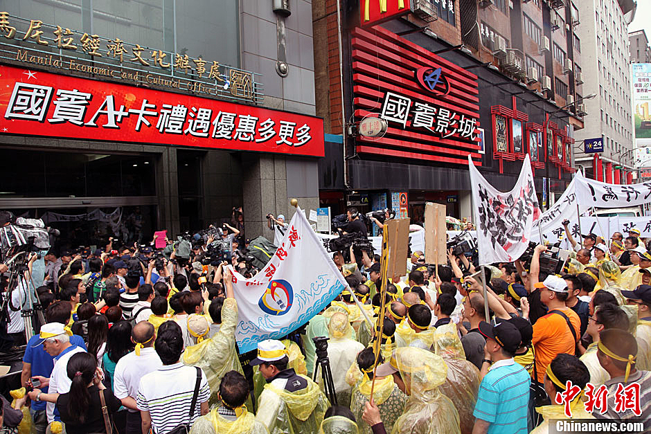 5月13日下午，屏東縣數(shù)百漁民北上臺(tái)北，冒雨在馬尼拉經(jīng)濟(jì)文化辦事處前抗議，要求菲律賓政府為攻擊臺(tái)漁船