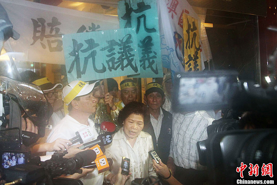 圖為死者洪石成的遺孀控訴菲相關(guān)人員暴行，呼吁菲方正式道歉。中新社發(fā) 董會(huì)峰/攝
