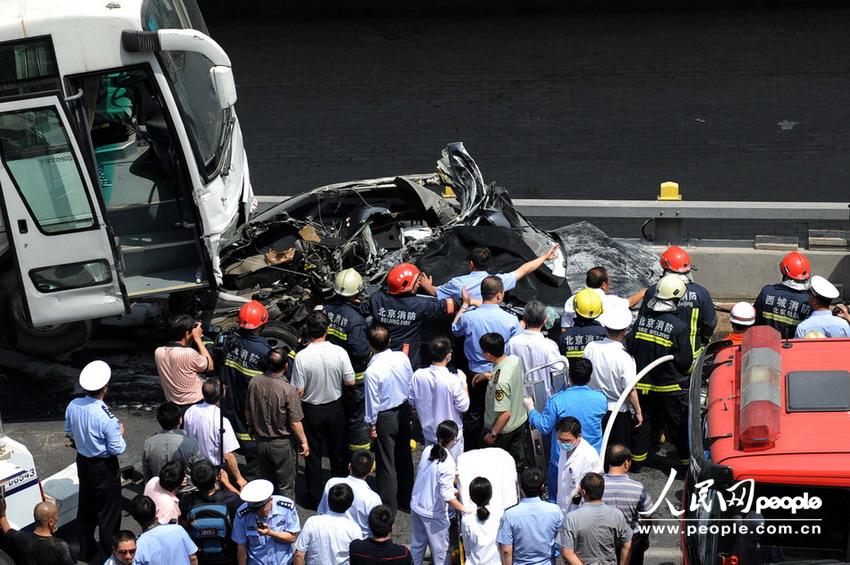 北京大客車追尾碾壓奧迪司機(jī)被困車中。