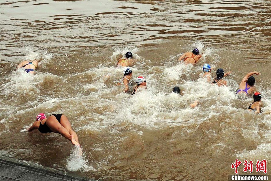 圖為參加搶渡賽的女選手們劈波斬浪。中新社發(fā) 張暢 攝