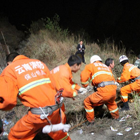 云南客車(chē)翻下山溝13亡