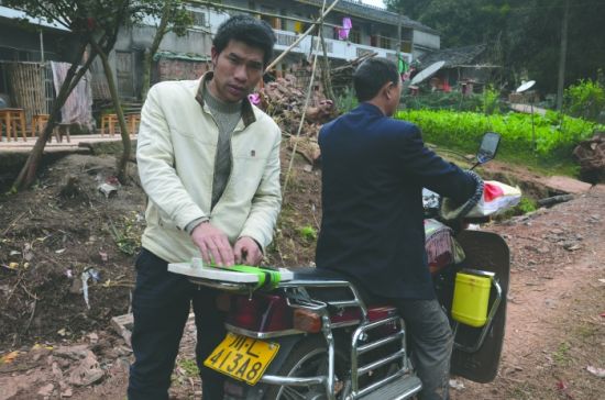朱祥云說，14萬元就是綁在這輛摩托車的后座上被刮蹭掉的。