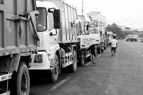 垃圾車排隊(duì)等著卸垃圾，有司機(jī)已等了四五個(gè)小時(shí)