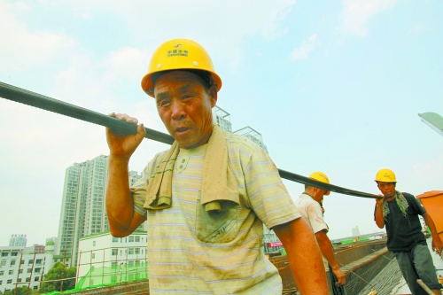 農(nóng)民工工作辛苦，權(quán)益理應(yīng)有保障。