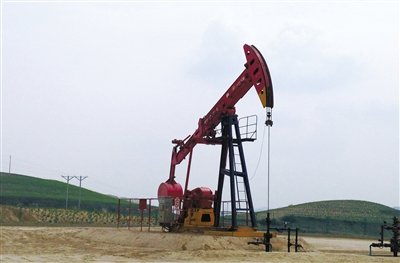 長慶油田標(biāo)準(zhǔn)化井場，位于定邊縣新安邊鎮(zhèn)店子坪村黃土高原上。