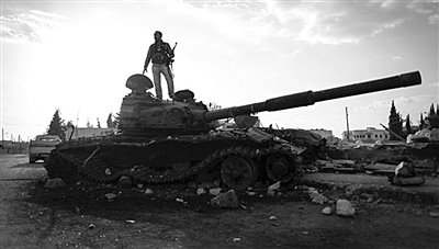 9月8日，敘利亞Zabadani，一名敘利亞反對派武裝人員站在廢棄的政府軍坦克上。