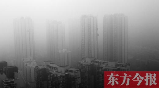 昨天早上，鄭州氣象臺發(fā)布大霧紅色預警，在霧霾籠罩下，鄭州市區(qū)的高樓大廈隱約可見