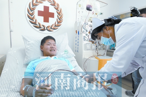 劉凱正捐獻(xiàn)“生命種子” 記者 鄧萬(wàn)里/攝 劉凱正捐獻(xiàn)“生命種子” 記者 鄧萬(wàn)里/攝