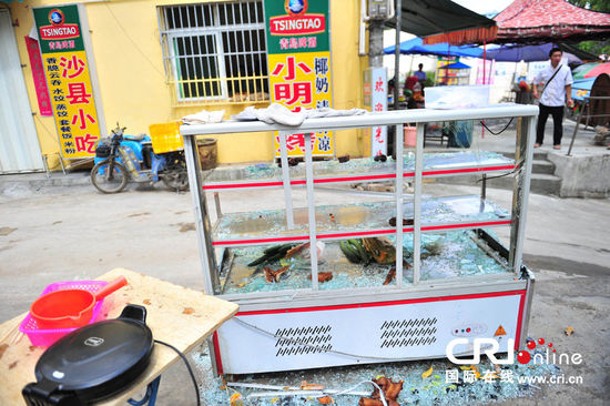 三亞發(fā)生打砸事件 10余輛車多個店鋪“受傷”(高清組圖) 三亞發(fā)生打砸事件 10余輛車多個店鋪“受傷”(高清組圖)