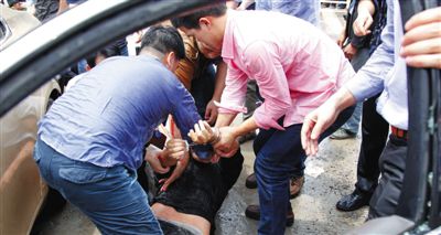 昨日，警方和市民們一起砸窗將肇事者控制。當(dāng)日，福州閩侯縣，一名男子駕駛小車在青口鎮(zhèn)奔馳大道附近撞人后逃逸，事故致7人死亡，12人受傷。圖/CFP