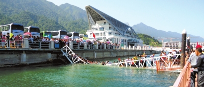 昨天上午10點(diǎn)左右，江西廬山西海風(fēng)景區(qū)司馬旅游碼頭發(fā)生橋面塌陷事故，造成18名游客擦傷或落水。景區(qū)表示，目前已對(duì)擦傷或落水游客進(jìn)行有效救治和妥善處置，并對(duì)游客損失的財(cái)物進(jìn)行登記。