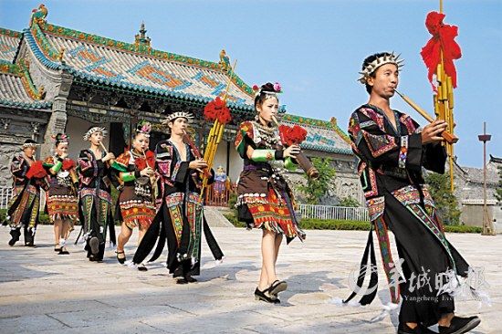 山東臺(tái)兒莊古城內(nèi)，來(lái)自外地的演員表演蘆笙舞 王建華 攝