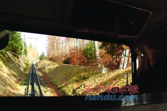 小火車一路向上，沖破云層，豁然開朗，乘客們的歡呼聲適時(shí)響起，一切漸入佳境。