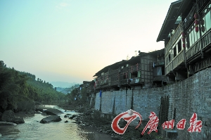 　　夕陽下的古鎮(zhèn)?！? complete=