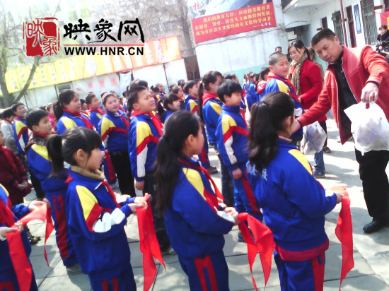 　　“韓胖子”千只茶香雞茶香鴨捐贈環(huán)衛(wèi)工人、農(nóng)民工學子和鄭州市社會福利院。