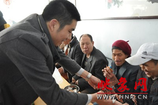 　　“韓胖子”千只茶香雞茶香鴨捐贈環(huán)衛(wèi)工人、農(nóng)民工學子和鄭州市社會福利院。