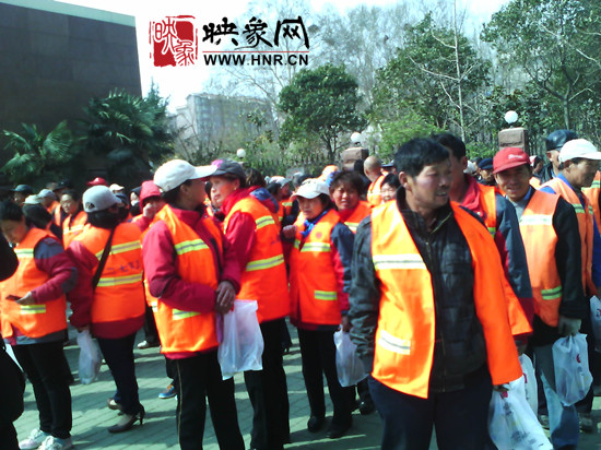 　　“韓胖子”千只茶香雞茶香鴨捐贈環(huán)衛(wèi)工人、農(nóng)民工學子和鄭州市社會福利院。