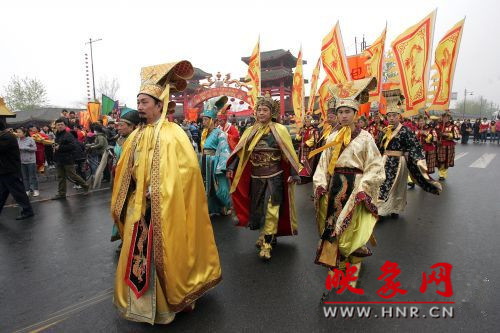 　　3月30日上午,開封市舉行2013中國(開封)清明文化節(jié)踏春巡游活動?！?　　
