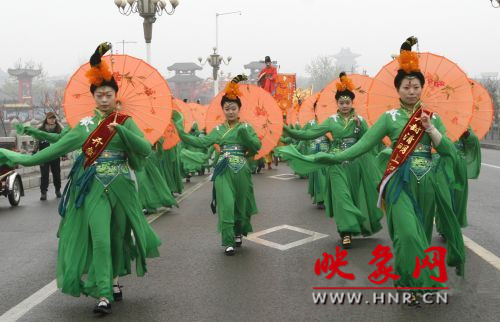 　　3月30日上午,開封市舉行2013中國(開封)清明文化節(jié)踏春巡游活動。　 　　