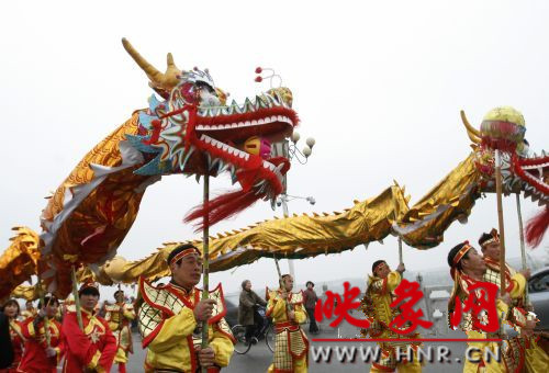 　　3月30日上午,開封市舉行2013中國(開封)清明文化節(jié)踏春巡游活動?！?　　