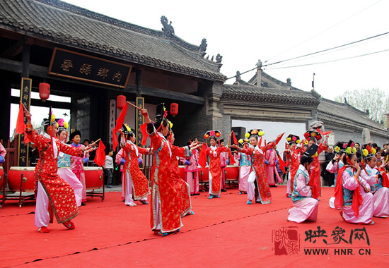 游客參觀清明小長假新推出的本土特色節(jié)目《鼓樂迎賓》。