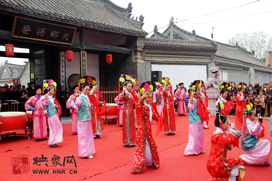 游客參觀清明小長假新推出的本土特色節(jié)目《鼓樂迎賓》。
