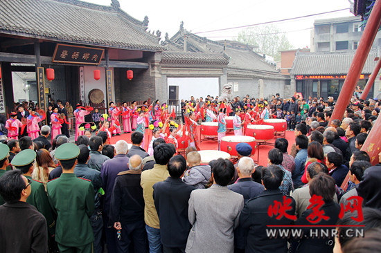 游客參觀清明小長假新推出的本土特色節(jié)目《鼓樂迎賓》。