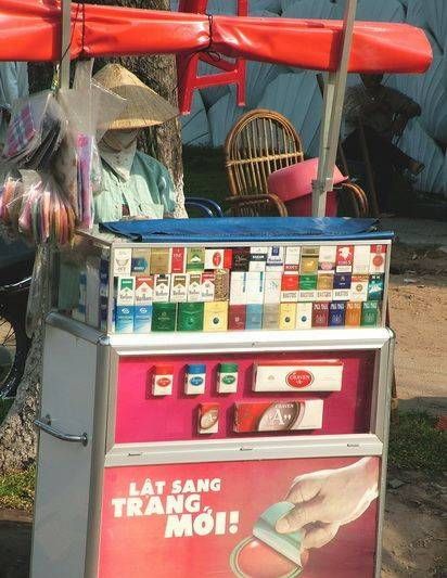 　煙攤，越南街頭隨處都是這樣的流動(dòng)小攤。