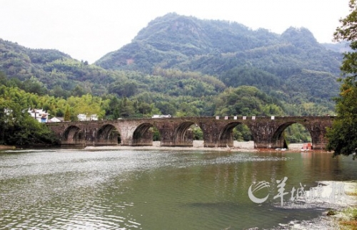齊云山登封橋是登山的隘口,始建于明代,造型古樸典雅,蔚為壯觀。