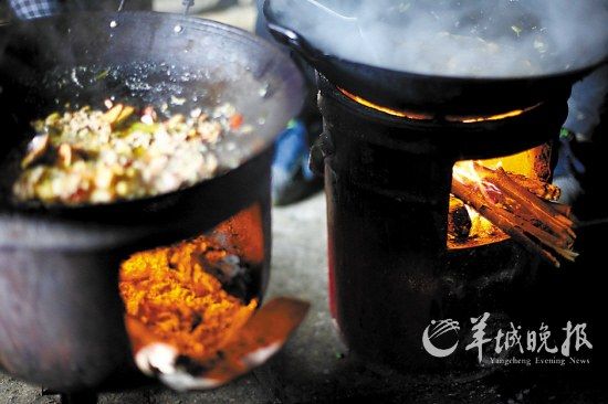 　　吃幾頓土家飯,喝幾杯土家酒,嘗幾塊土家肉。