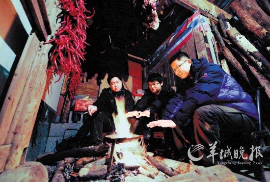 　　在土家人吊腳樓小住的那個(gè)夜晚,讓我想起了外婆家。