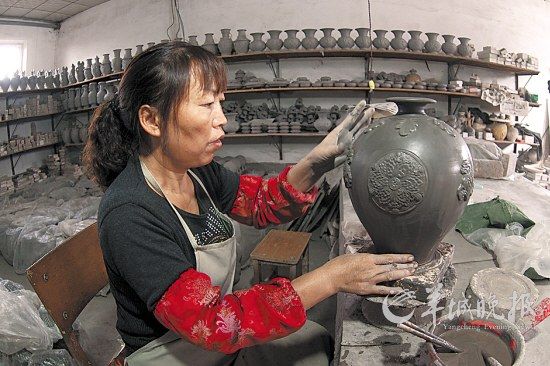 　　唐三彩傳統(tǒng)制作工藝已經(jīng)被列入國家級(jí)非物質(zhì)文化遺產(chǎn)