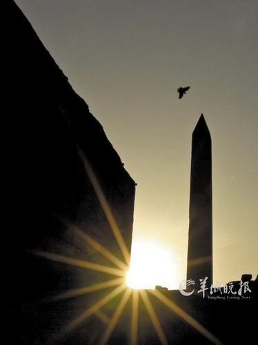 　　埃及盧克索市卡納克神廟,夕陽(yáng)下鳥(niǎo)兒飛過(guò)方尖碑。才揚(yáng) 攝