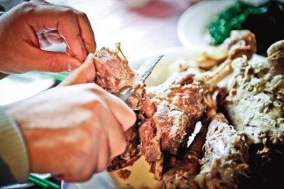 在西北大多數(shù)地區(qū),手抓肉是最普遍最經(jīng)濟(jì)的羊肉吃法。