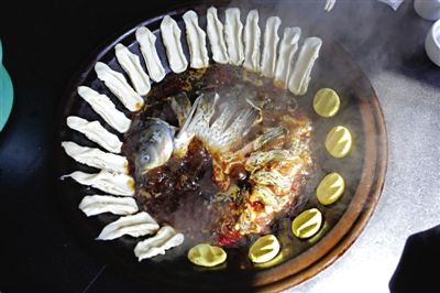 黃驊鍋灶魚，將海魚與面食相互搭配。農(nóng)業(yè)與漁業(yè)、土地與海洋，在這里構(gòu)成了微妙的平衡。