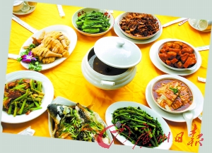 在封開品嘗各地美食,大飽口福。