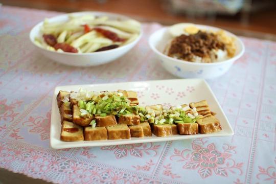 　　對于一碗鹵肉飯來說,完全不需要濃墨重彩的配其他煎炸食物,只需要搭上清爽的豆干、爽口的蘿卜即可。