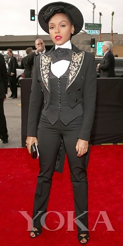  Janelle Monae這身跟去年的打扮差不多，爵士名伶的標(biāo)配嗎