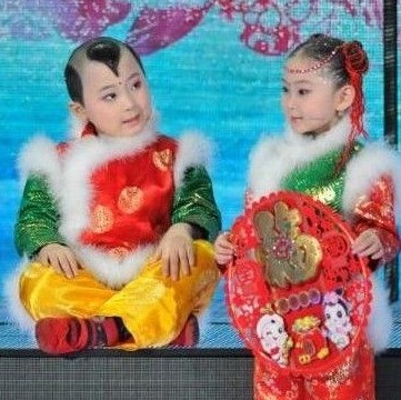 鄧鳴賀(左)在春晚上。