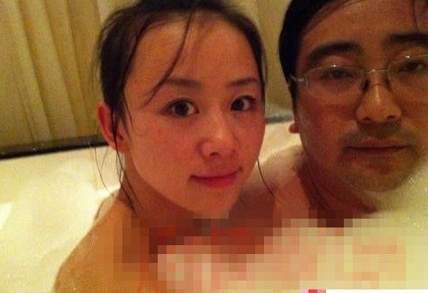 女主播紀(jì)某與國家檔案局官員范某。