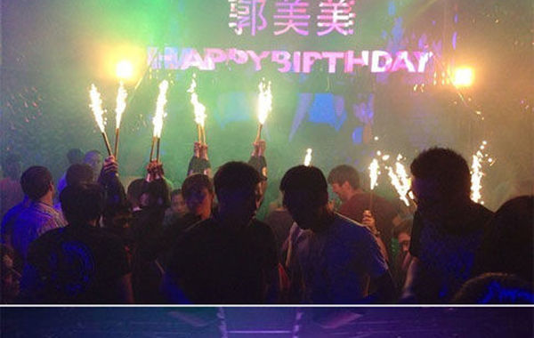 2013年6月16日下午，郭美美在網(wǎng)上曬出一組慶生照。通過(guò)照片可以看出，酒吧的巨大舞池中燃放焰火