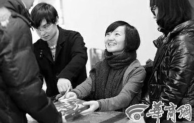 1月19日，柴靜在西安簽售新書(shū)《看見(jiàn)》時(shí)和讀者交流。