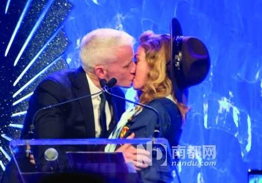 16日，麥當(dāng)娜在紐約舉行的第24屆同志媒體獎(jiǎng)?lì)C獎(jiǎng)禮上，頒獎(jiǎng)給美國(guó)CNN主播安德森-庫珀，獲對(duì)方獻(xiàn)吻