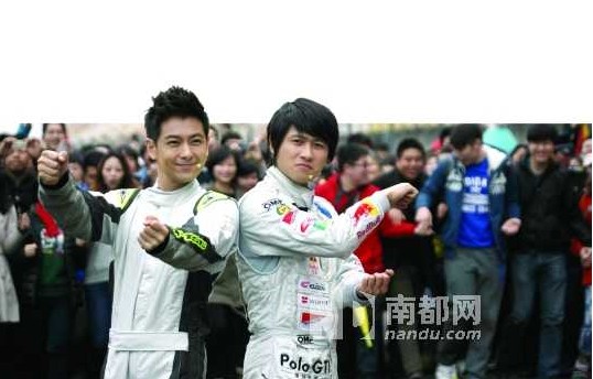 17日，林志穎、韓寒一同亮相慶祝上海F1中國(guó)大獎(jiǎng)賽10周年，兩名高人氣車手相遇，引得不少網(wǎng)友留言，有網(wǎng)友笑言：“這是最帥的兩個(gè)車手?！? width=