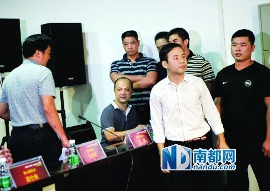 佛山精武會會長梁旭輝在弟子保護下來到現場。